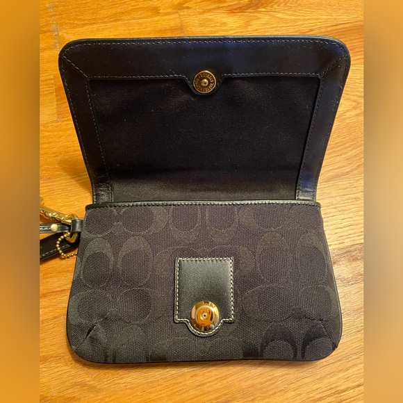 ⭐️HP⭐️🆕Coach wristlet - Picture 4 of 6